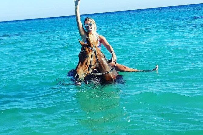 Купание на лошадях в море