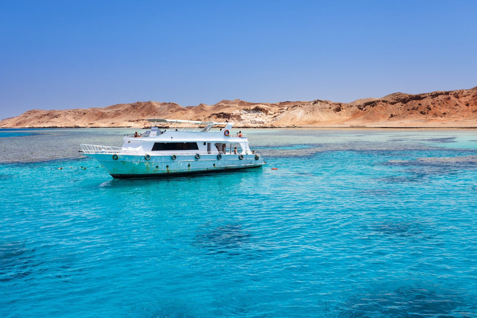 Tourist,Cruise,Boat,With,Tourists,In,Red,Sea,Next,To